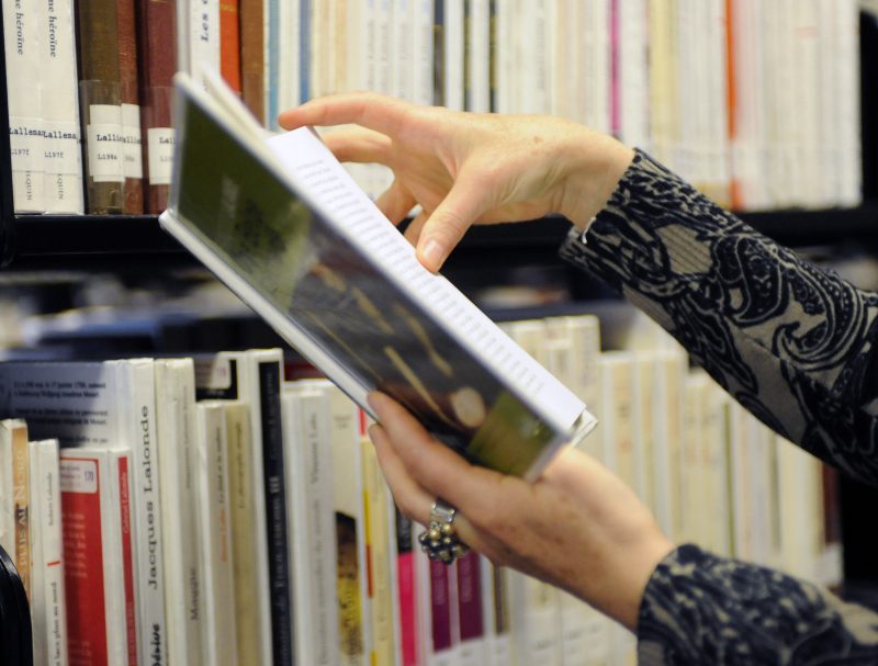(6)  006_bibliotheque_110927_ENB  Une femme consulte un livre a la Grande Bibliotheque de  Montreal ce Mardi 27 Septembre 2011. Photo : ERIC BOLTE/ 24H MONTREAL/AGENCE QMI | Agence QMI/QMI Agency