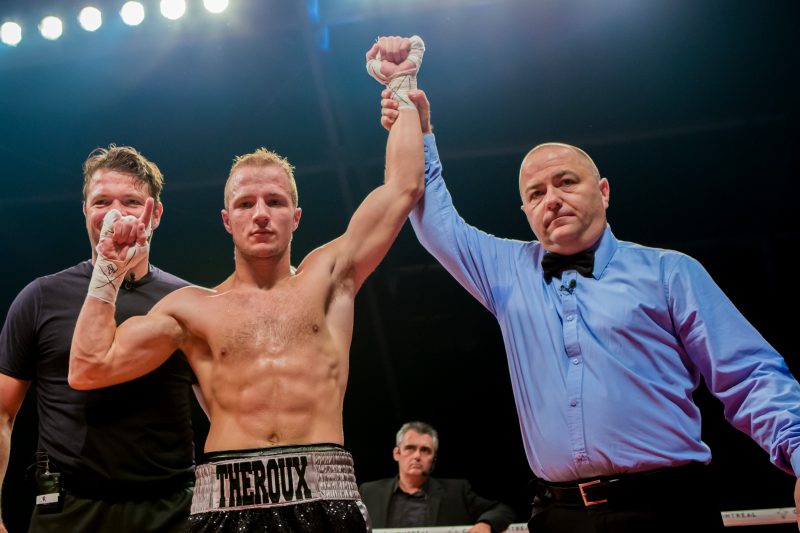 Le boxeur David Théroux a remporté son combat contre Felipe De La Paz. | Photo: Gracieuseté – Arman Ohayon -G4 Media