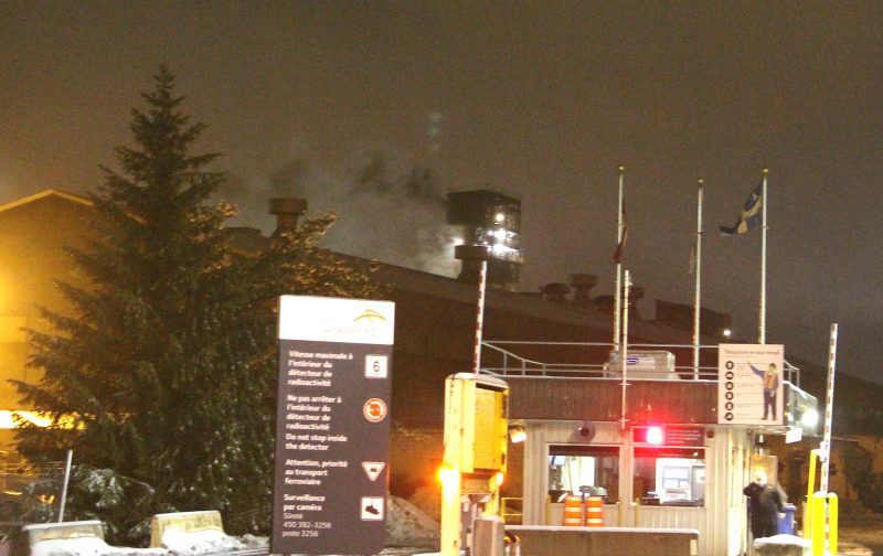 Une quinzaine de pompiers ont combattu un violent incendie chez ArcelorMittal, cette nuit. | TC Média – Sébastien Lepage
