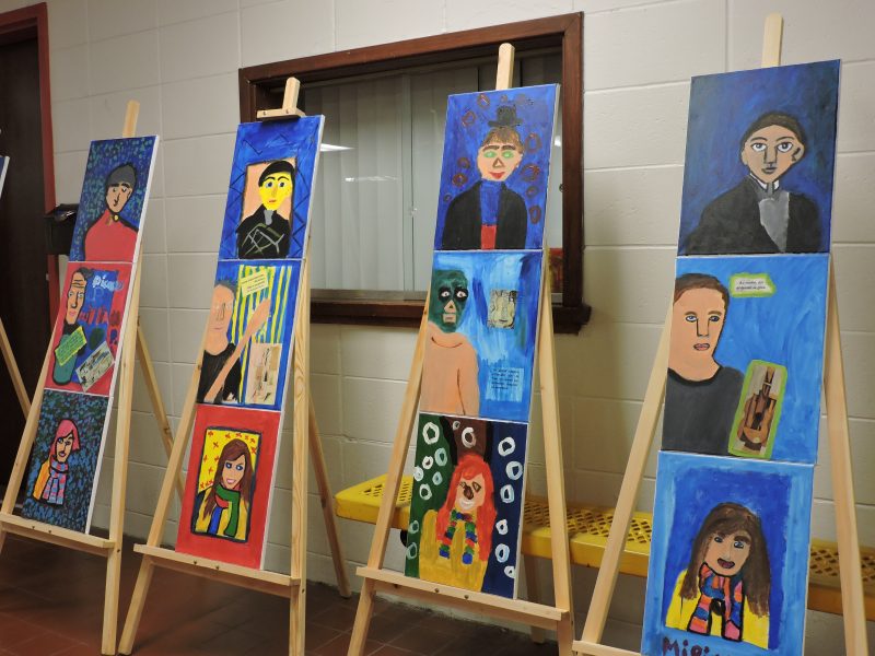 Portraits peints de trois personnalités de la municipalité de Saint-Roch-de-Richelieu, inspirés de Picasso, avec la peintre Nicole-Mongeon Cardin à l’école Saint-Roch. | Gracieuseté
