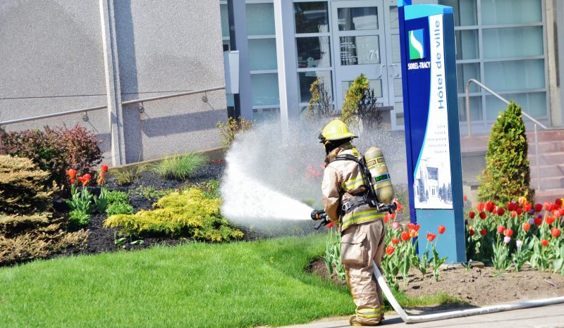 Un feu de paillis à l’hôtel de ville avait nécessité un déploiement du Service de sécurité incendie en 2015. | Photo: TC Média – Jean-Philippe Morin