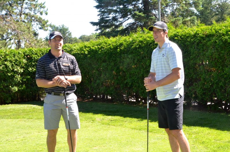 François Beauchemin et Marc-André Fleury ont pratiqué leur élan de golf devant les médias, vendredi matin | Photo: TC Média - Jean-Philippe Morin