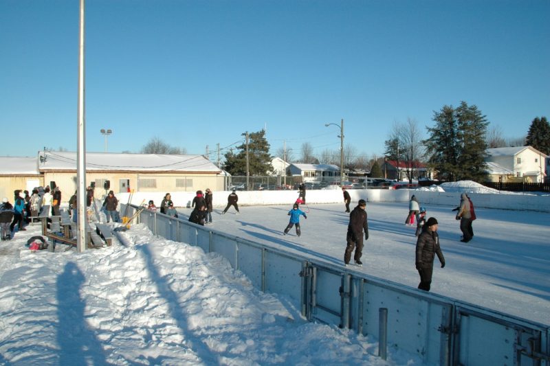 Plus de 1000 personnes ont patiné sur une des patinoires extérieures de leur municipalité dans le cadre du Défi patin du 24 janvier dernier. | Photo : Gracieuseté