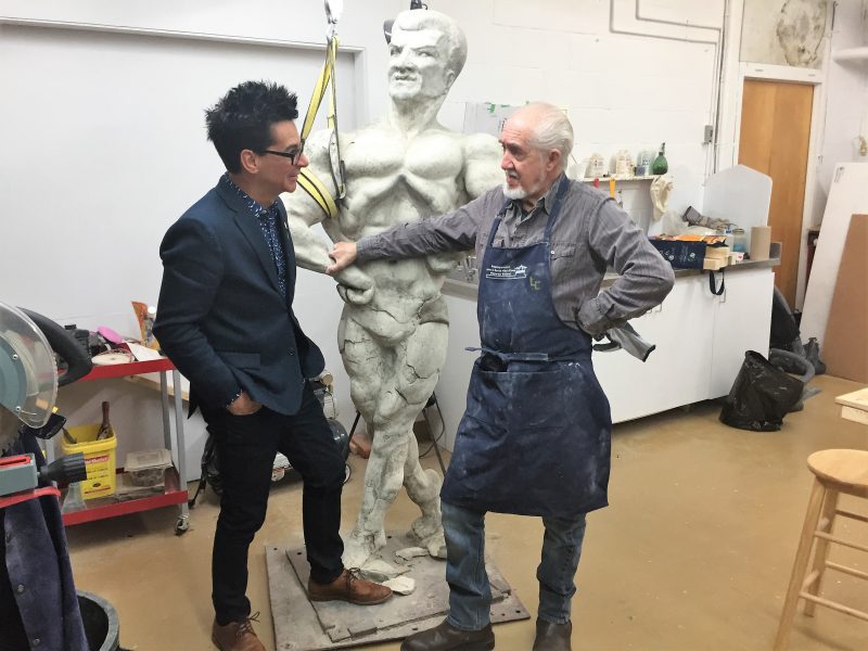 Le sculpteur Euclide Cormier (à droite) restaure la statue à la demande du maire de Sorel-Tracy, Serge Péloquin. | Gracieuseté