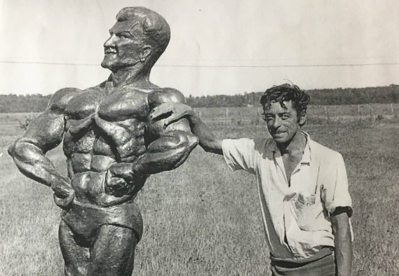 Le sculpteur Roger Péloquin avec son oeuvre. | Gracieuseté
