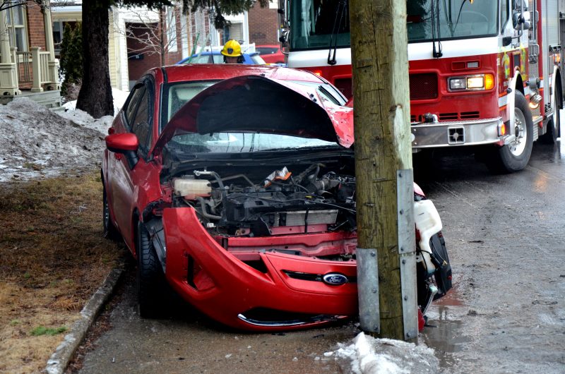 Une voiture de marque Ford a percuté un poteau sur le chemin des Patriotes, à la hauteur du Club de Croquet Sorel inc. | TC Média – Jonathan Tremblay
