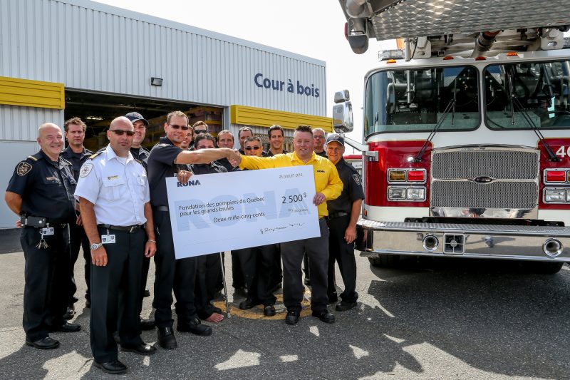 RONA a fait un don de 2500$ à la Fondation des pompiers du Québec pour les grands brûlés. | TC Média - Pascal Cournoyer