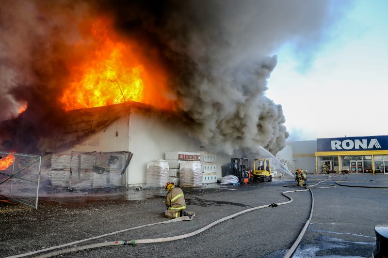 Un incendie avait ravagé la cour à bois du commerce RONA à Sorel-Tracy la 1er octobre 2014. | TC Média - Pascal Cournoyer