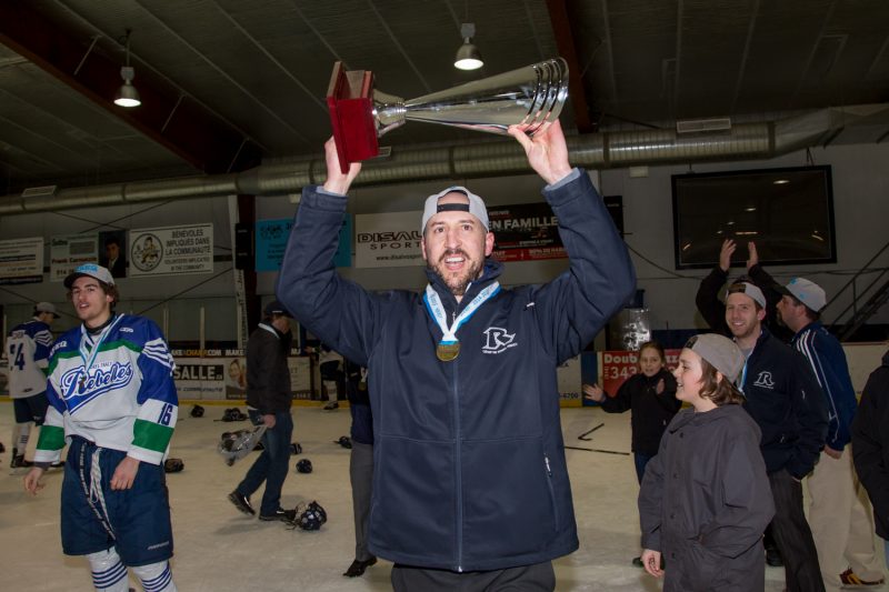 L’entraîneur Éric Messier a soulevé le trophée de champion de la ligue de hockey collégial en division 1 et les Rebelles voudront répéter leur exploit dès cette année. | TC Média – Pascal Cournoyer