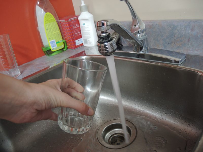 Consommer de l’eau potable, c’est plus que boire un verre d’eau. C’est aussi arroser son gazon, remplir sa piscine, tirer la chaine de sa toilette, prendre une douche ou un bain. | Photo TC Média - Archives