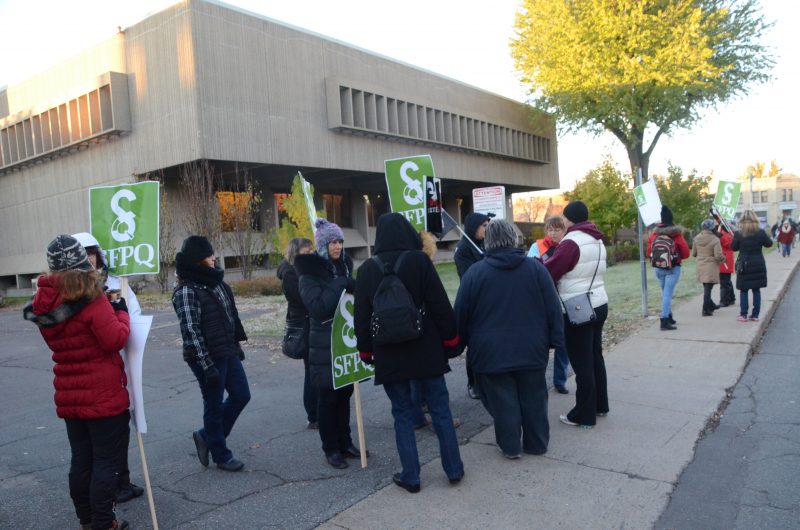 Une quarantaine d'employés de la fonction publique manifestaient pacifiquement devant le palais de justice de Sorel-Tracy, le mardi 27 octobre, tôt le matin. | TC Média - Jean-Philippe Morin