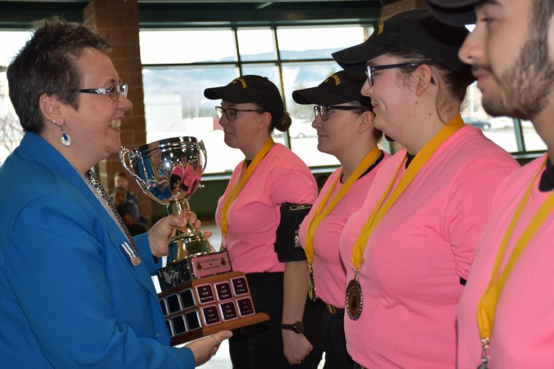 La première vice-présidente de la Ligue navale du Canada, Division du Québec, Mme Lise Côté, remet le trophée de la compétition aux cadets de Sorel-Tracy. | Gracieuseté/Cadets Canada
