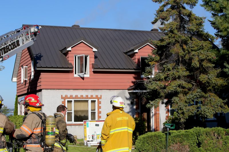 Une résidence a été ravagée par les flammes dimanche matin sur la route Marie-Victorin à Contrecœur. | Photo: TC Média - Pascal Cournoyer
