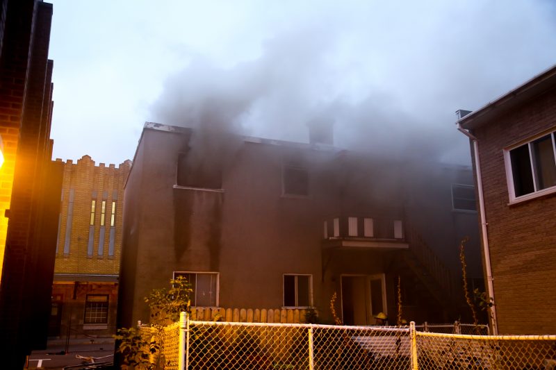 L’incendie a causé de lourds dommages à l’immeuble à logements. | Pascal Cournoyer