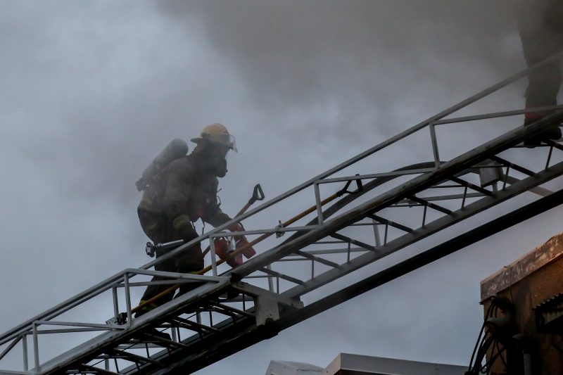 L’incendie a causé de lourds dommages à l’immeuble à logements. | Pascal Cournoyer