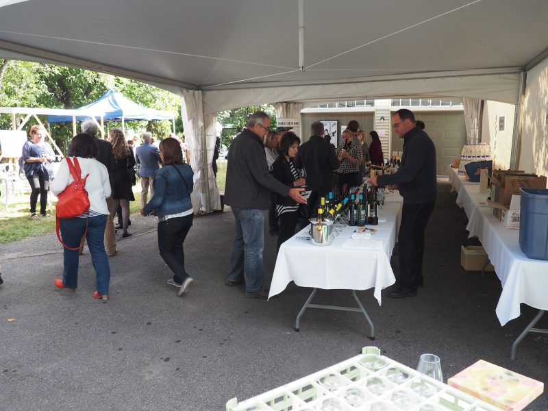 Une quinzaine d’agriculteurs locaux et une cinquantaine de produits de fabricants vinicoles du Québec ont été offerts lors de la première édition du Parcours Vino, Agro, Musica!. | Photo: Gracieuseté – Jocelyn Parenteau