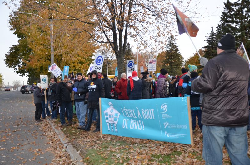 Plusieurs enseignants de la région ont manifesté devant l'école secondaire Fernand-Lefebvre. | TC Média - Sarah-Eve Charland