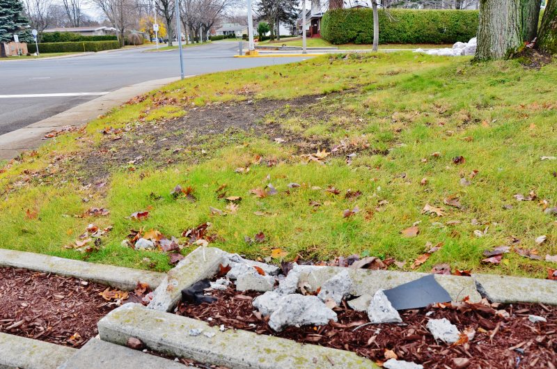 La voiture a embarqué sur ses marches et a détruit une partie de l’asphalte. | Photo: TC Média – Julie Lambert
