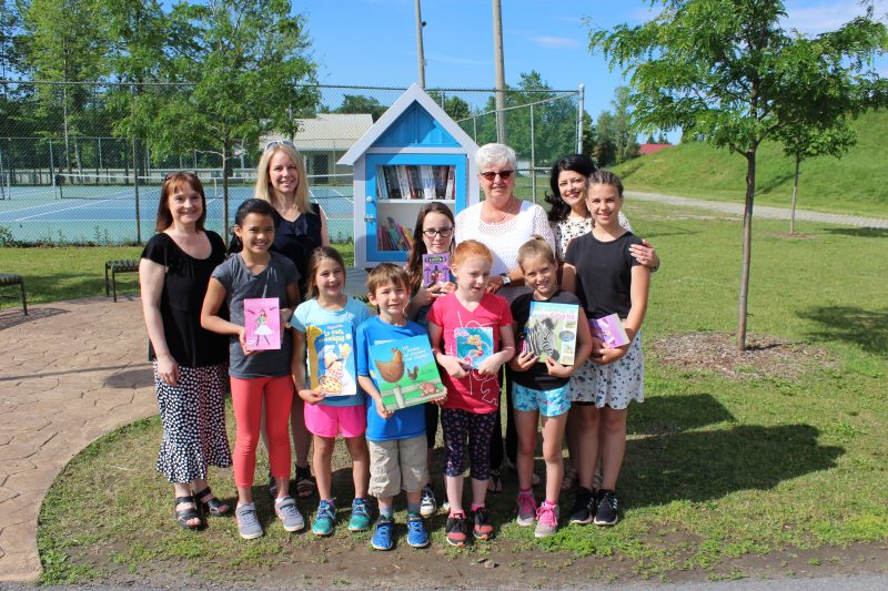Le conseil étudiant de l’école des Cœurs-Vaillants a lancé le projet des boîtes à livres à Contrecœur. | Gracieuseté