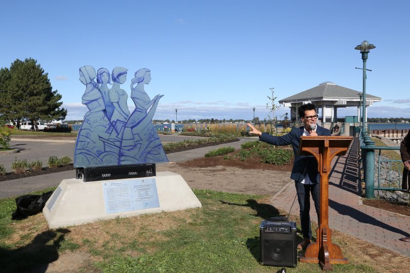 Un monument rendant hommage aux Filles du Roy a été inauguré le 29 septembre, au parc Regard-sur-le-Fleuve en présence de plusieurs dignitaires. | TC Média - Pascal Cournoyer