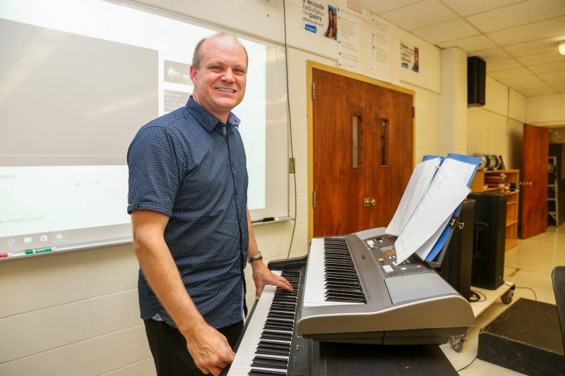 Plusieurs professeurs s’investissent dans un groupe de musique pour agrémenter l’ambiance à l’école secondaire Bernard-Gariépy. | TC Média- Pascal Cournoyer