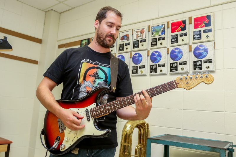 Plusieurs professeurs s’investissent dans un groupe de musique pour agrémenter l’ambiance à l’école secondaire Bernard-Gariépy. | TC Média- Pascal Cournoyer