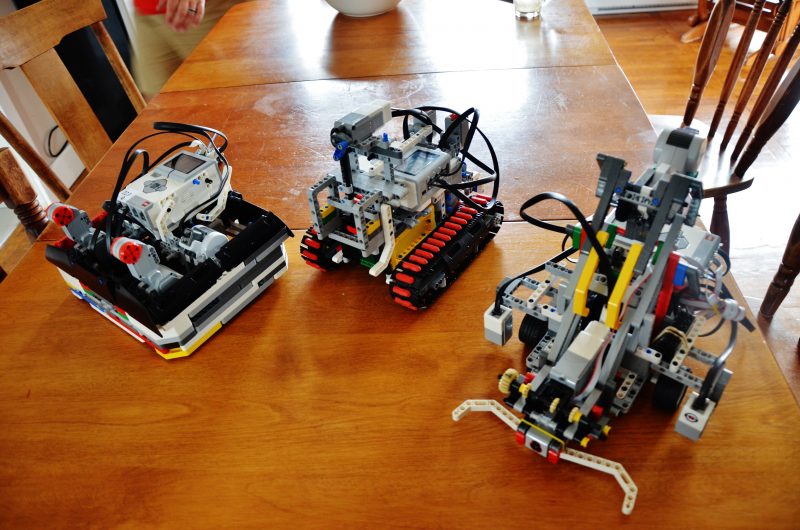 Les trois robots construits par le trio. | TC Média - Julie Lambert