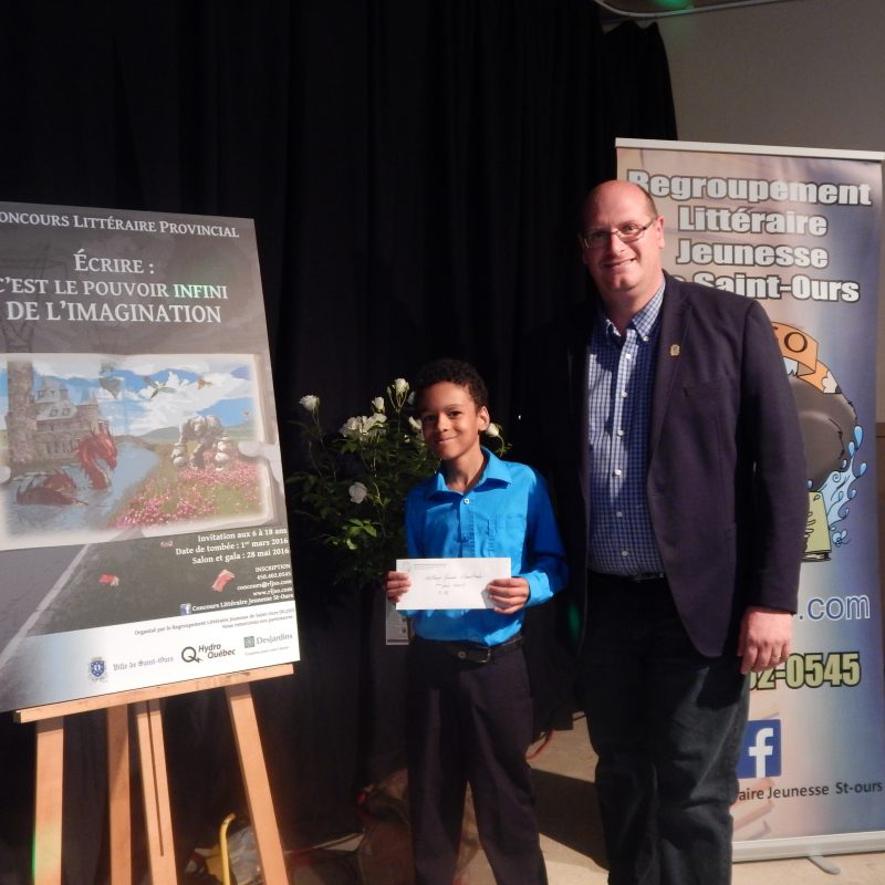 Le Sorelois Anthony James Senecharles, en compagnie du maire de Saint-Ours Sylvain Dupuis, a remporté le premier prix dans sa catégorie au Concours littéraire provincial. | Gracieuseté