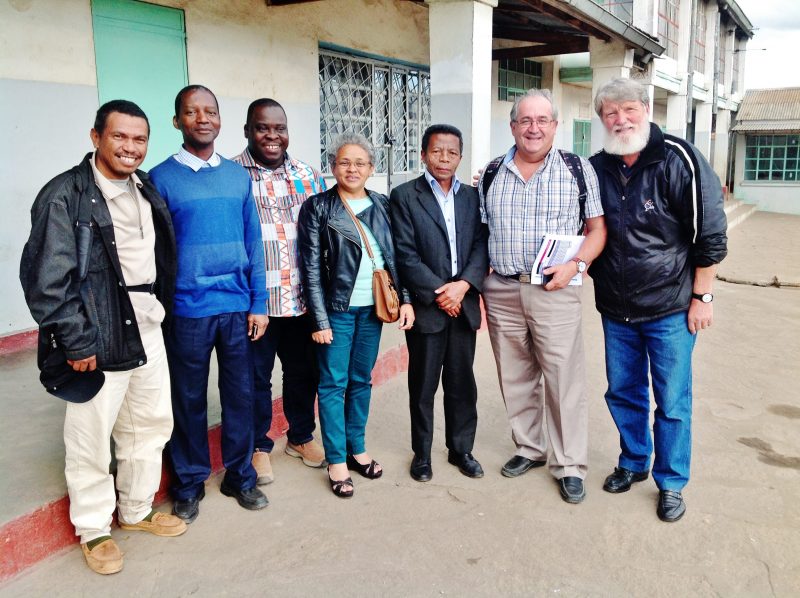 Bernard Cyr (deuxième à partir de la droite) entouré du père Pedro (à droite) et de partenaires dans sa mission à Madagascar. | Photo: Gracieuseté