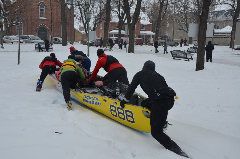 L’équipe de Sorel-Tracy de canot à glace a fait une démonstration au carré Royal le 31 décembre. | TC Média - Sarah-Eve Charland