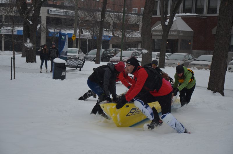 L’équipe de Sorel-Tracy de canot à glace a fait une démonstration au carré Royal le 31 décembre. | TC Média - Sarah-Eve Charland