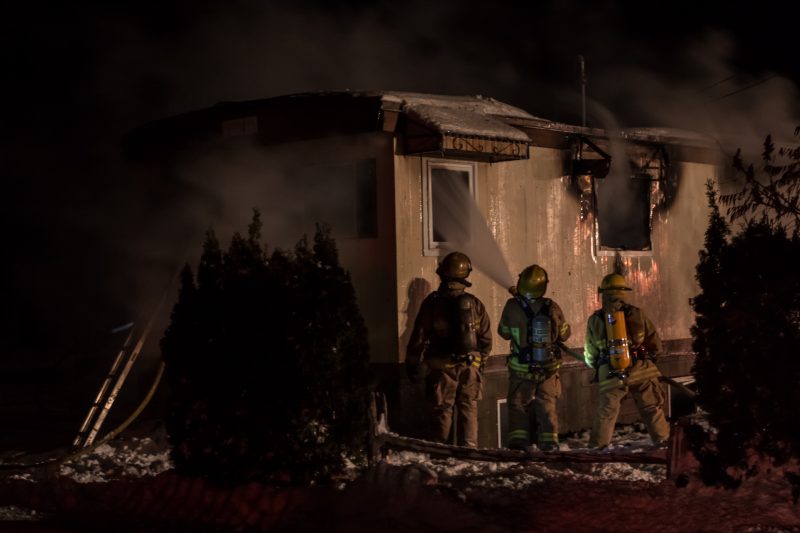 Une maison mobile a été la proie des flammes à Saint-Roch-de-Richelieu. | TC Média - Régis Boutet photographe