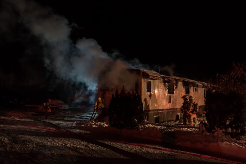 Une maison mobile a été la proie des flammes à Saint-Roch-de-Richelieu. | TC Média - Régis Boutet photographe