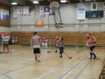 Les élèves remportent un match de hockey amical contre les profs