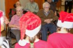 Des enfants embellissent le Noël d’aînés