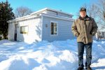 Un citoyen obligé de détruire sa maison endommagée par les inondations