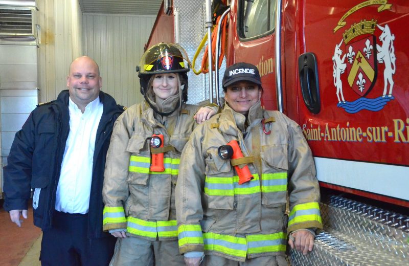 Le chef de la caserne, Mathieu Lachance, avec deux de ses pompières, Malorie Martin et Linda Marcoux. (Photo : Karine Guillet)