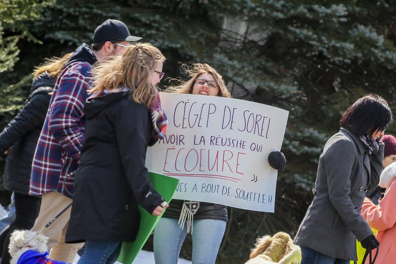 La manifestation s'est déroulée de façon pacifique, le 11 avril, entre midi et 13h devant le Cégep de Sorel-Tracy. (Photo: Pascal Cournoyer)