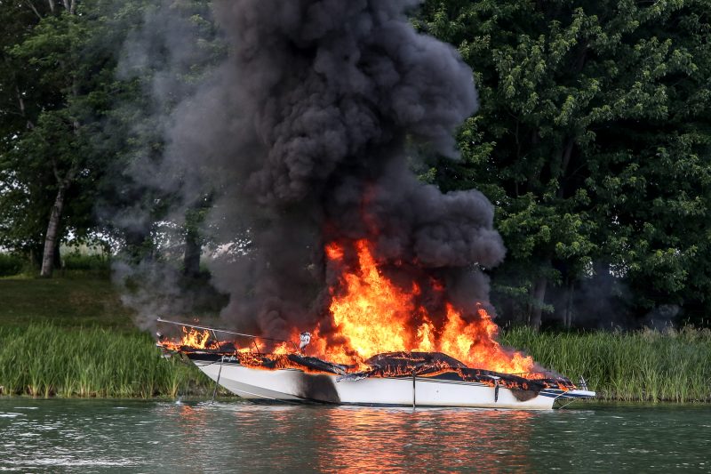 La fumée émanant du bateau était visible des kilomètres à la ronde. (Photo: Pascal Cournoyer)