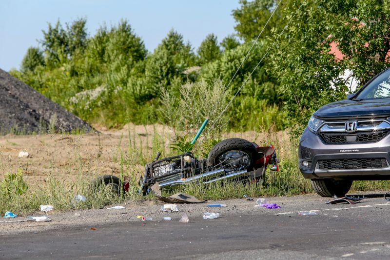 L'accident impliquait une automobile de style Cube et une motocyclette. (Photo: Pascal Cournoyer)