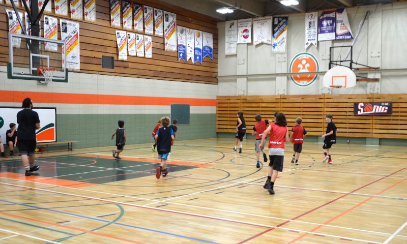 Des jeunes de la 1re année jusqu’à la 1re secondaire sont allés se délier les jambes lors du camp de basketball Évolution, du 20 au 24 août, à l’école secondaire Fernand-Lefebvre. (Photo : Xavier Demers)
