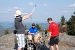 Il joue de la batterie au sommet d’une montagne pour une bonne cause