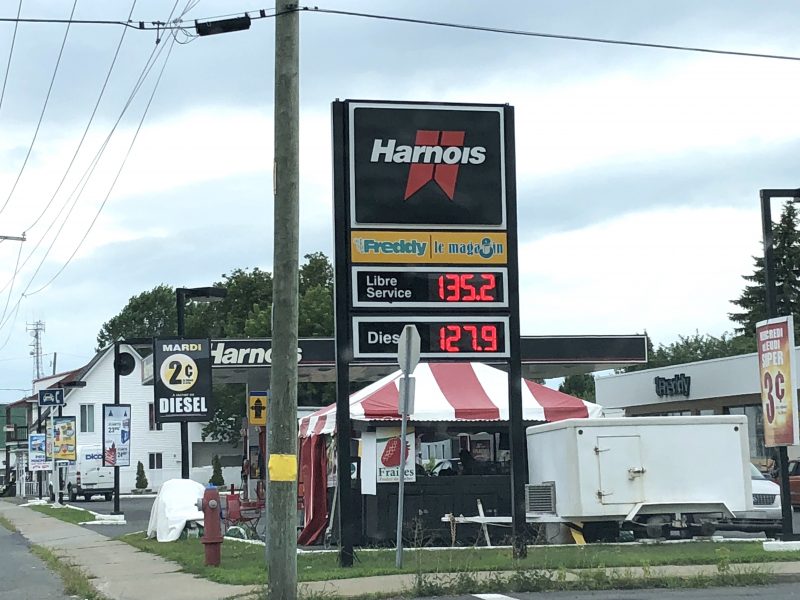 Le prix à la pompe est resté le même dans les trois derniers mois, à 1,35$ le litre d’essence à Sorel-Tracy. (Photo : Xavier Demers)