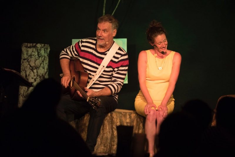 BV : JiCi Lauzon et Corina Bastiani, lors d'une des représentations du spectacle DRÔLD'R, au café-théâtre Les Beaux Instants (Photo : gracieuseté/Simon Ménard)