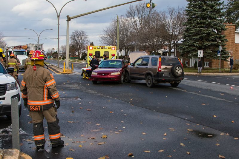 Deux véhicules sont entrés en contact au coin des boulevards Gagné et Couillard-Després, ce qui pourrait relancer le débat d'un feu de circulation à cette intersection. (Photo: Pascal Gagnon)