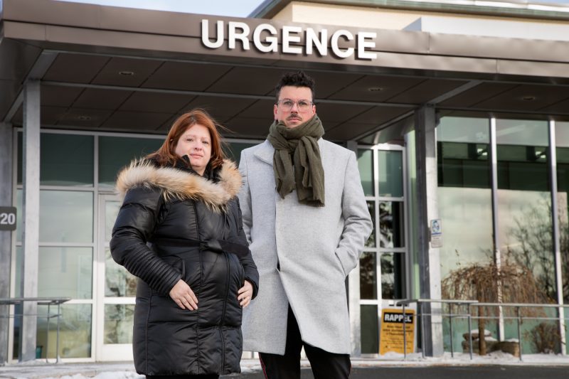 Valérie Simard et Jean-Michel Varin de la FIQ dénoncent une mauvaise gestion qui entraine une augmentation du temps supplémentaire. (Photo : Pascal Gagnon)