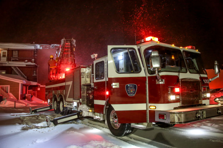 Les pompiers ont dû travailler fort pour circonscrire l'incendie dans un froid sibérien.
Photo Pascal Cournoyer | Les 2 Rives ©