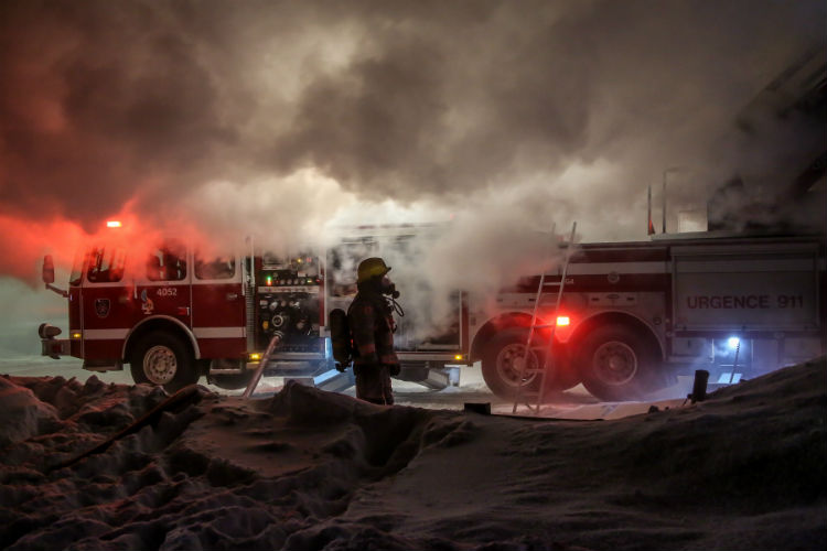 Les pompiers ont dû travailler fort pour circonscrire l'incendie dans un froid sibérien.
Photo Pascal Cournoyer | Les 2 Rives ©