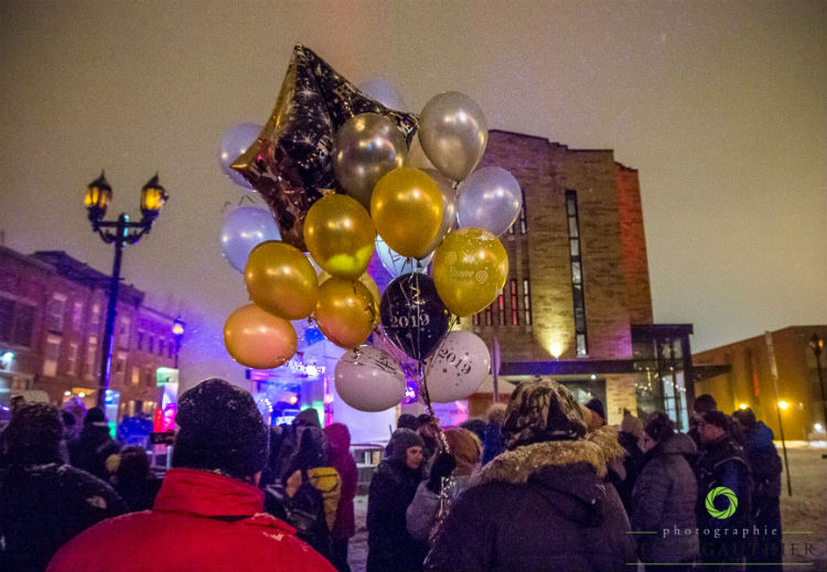 La foule s'est entassée à l'intersection des rues du Roi et Augusta pour fêter le Nouvel An.
Photo Steve Gauthier | Les 2 Rives ©