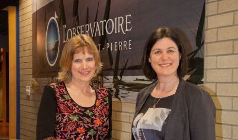 Anne-Marie Dulude, nouvelle directrice du Biophare (à gauche), accompagnée d'Anne Laganière, présidente du Biophare (à droite). 
Photo Maurice Parent